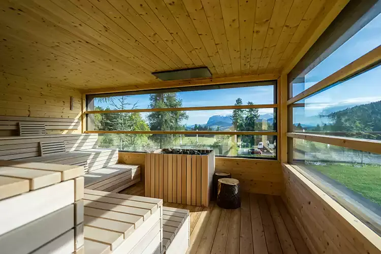 La sauna panoramica Full immersion nel benessere Hotel Pfoesl, ritorno alla natura